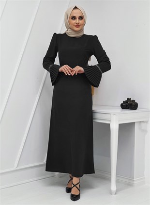 Kolu Pileli Beli ve Kolu Taş Detaylı Elbise -Siyah
